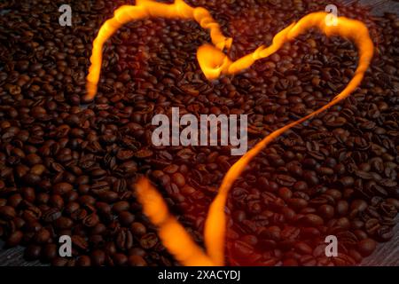 Cuore ardente sui chicchi di caffè. Foto di alta qualità Foto Stock