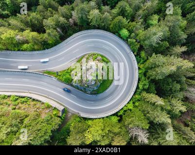 Vista aerea, dall'alto verso il basso dalla strada federale B31, Kreuzfelsenkurve nella Foresta Nera meridionale, Breisgau-Hochschwarzwald, Baden-Wuerttemberg Foto Stock