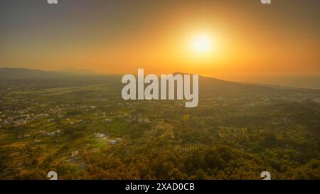 Vista dalla collina di Filerimos in direzione sud-ovest, ampio paesaggio con montagne al tramonto nel cielo arancione, Filerimos, collina non lontano dalla città di Rodi Foto Stock