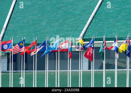 Molte bandiere davanti al Centro Congressi delle Nazioni Unite, Bangkok, Thailandia Foto Stock