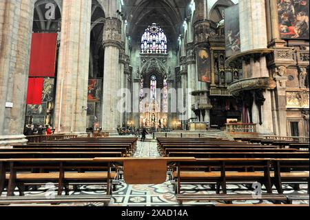 Duomo di Milano, Duomo, inizio lavori 1386, completamento 1858, Milano, Milano, Lombardia, Italia, Europa, veduta della navata con colonne gotiche Foto Stock