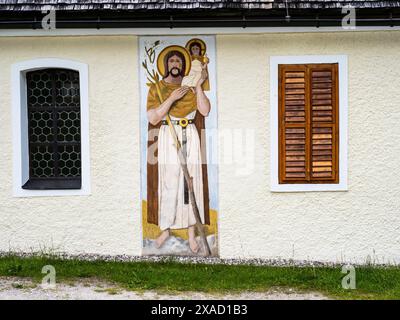 Affresco sulla facciata esterna della chiesa, San Cristoforo, chiesa del villaggio di Goessl, a Grundlsee, Salzkammergut, Stiria, Austria Foto Stock