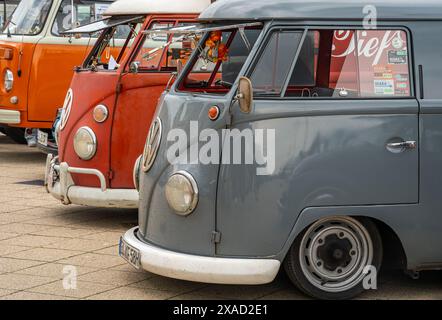 Scheveningen, Paesi Bassi, 26.05.2024, furgoni camper VW kombi d'epoca di fila alla fiera delle auto classiche raffreddate ad aria Foto Stock