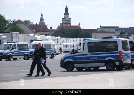 06 giugno 2024, Sassonia, Döbeln: Gli agenti di polizia si riuniscono in un parcheggio. La ricerca della bambina di nove anni Valeriia, scomparsa da lunedì (03.06.2024), proseguirà giovedì. Foto: Sebastian Willnow/dpa Foto Stock