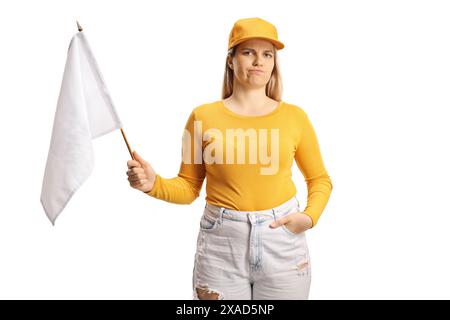 Giovane donna delusa con una bandiera bianca isolata su sfondo bianco Foto Stock