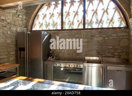 cucina modulare in acciaio con grande frigorifero e lavastoviglie Foto Stock