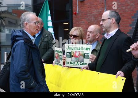 Sinn Fein MLA Gerry Kelly (membro del Consiglio di polizia, sinistra) che parla con Patrick Corrigan, direttore del programma per l'Irlanda del Nord e capo delle Nazioni e regioni di Amnesty International UK (destra) e con Barry McCaffrey (seconda destra) membro della NUJ in qualità di membri della NUJ, Amnesty e CAJ protestano al di fuori della riunione del Consiglio di polizia dell'Irlanda del Nord a Belfast, chiedendo un'indagine sulle accuse di sorveglianza della polizia nei confronti dei giornalisti. Data foto: Giovedì 6 giugno 2024. Foto Stock