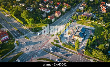 Wałbrzych, polonia - 6 giugno 2024: Veduta aerea del ristorante McDonald accanto a un incrocio a Walbrzych, Polonia Foto Stock