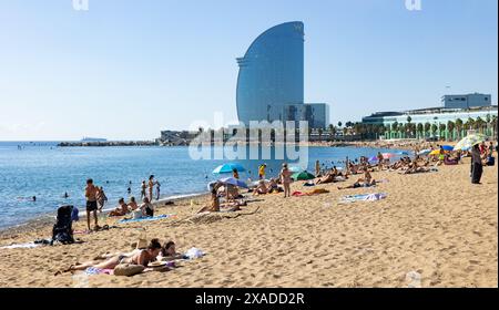 Spiaggia di Barceloneta la mattina presto con sfondo enorme Barcellona-W hotel Foto Stock