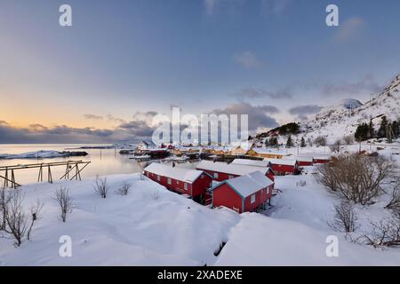 Cabine gialle e rosse o storico villaggio di pescatori di Tind, Lofoten, Norvegia, Europa Foto Stock