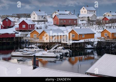 Cabine gialle e rosse o storico villaggio di pescatori di Tind, Lofoten, Norvegia, Europa Foto Stock