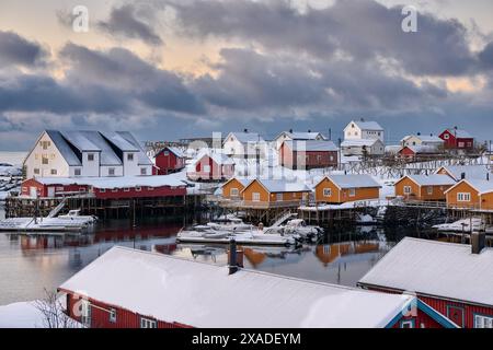 Cabine gialle e rosse o storico villaggio di pescatori di Tind, Lofoten, Norvegia, Europa Foto Stock