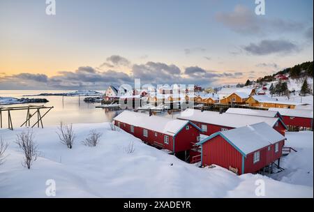 Cabine gialle e rosse o storico villaggio di pescatori di Tind, Lofoten, Norvegia, Europa Foto Stock