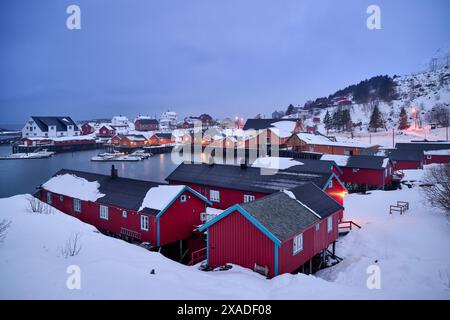 Cabine gialle e rosse o storico villaggio di pescatori di Tind, Lofoten, Norvegia, Europa Foto Stock