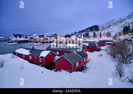 Cabine gialle e rosse o storico villaggio di pescatori di Tind, Lofoten, Norvegia, Europa Foto Stock