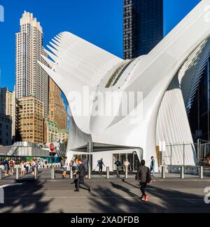 New York City, Stati Uniti - 23 agosto 2017: Esterno del World Trade Center Transportation Hub, noto come "l'Oculus" e progettato dall'Arc Foto Stock