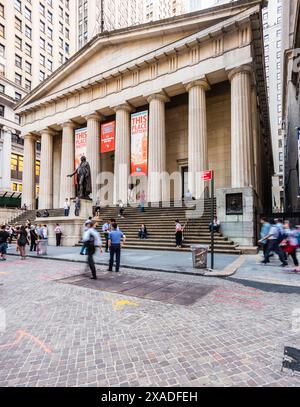 New York City, Stati Uniti - 23 agosto 2017: Federal Hall National Memorial a Wall Street, con auto e persone. Foto Stock