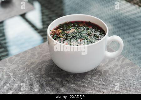 Zuppa fredda di barbabietole, kholodnik, borscht freddo, zuppa estiva a base di barbabietole, erbe e uova, popolare in Ucraina, Bielorussia e Polonia Foto Stock