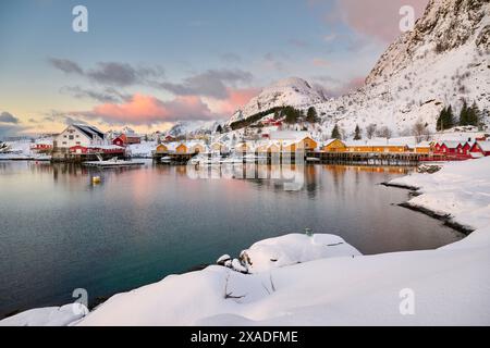 Cabine gialle e rosse o storico villaggio di pescatori di Tind, Lofoten, Norvegia, Europa Foto Stock