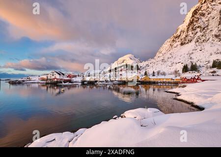 Cabine gialle e rosse o storico villaggio di pescatori di Tind, Lofoten, Norvegia, Europa Foto Stock