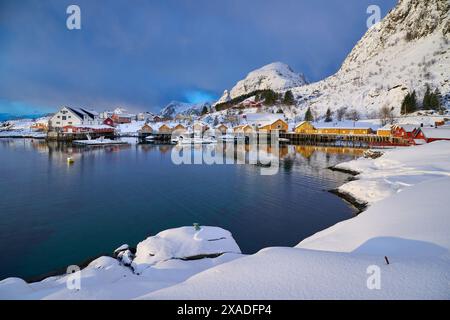 Cabine gialle e rosse o storico villaggio di pescatori di Tind, Lofoten, Norvegia, Europa Foto Stock