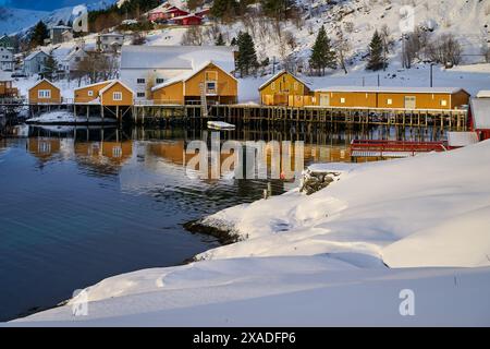 Cabine gialle e rosse o storico villaggio di pescatori di Tind, Lofoten, Norvegia, Europa Foto Stock