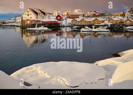 Cabine gialle e rosse o storico villaggio di pescatori di Tind, Lofoten, Norvegia, Europa Foto Stock