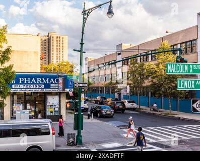 New York City, Stati Uniti - 25 agosto 2017: All'angolo tra Lenox Avenue (chiamata anche Malcolm X Boulevard) e W 118th Street. Quartiere di Harlem Foto Stock