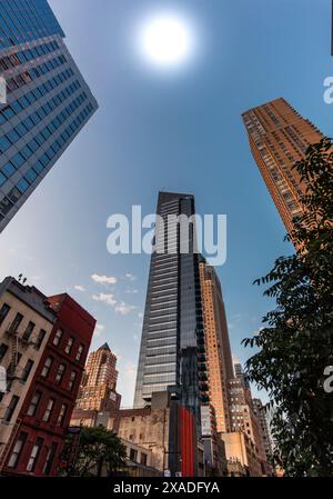 New York City, Stati Uniti - 25 agosto 2017: Sulla 8th Avenue, tra W 46th Street e W 47th Street, Manhattan. Foto Stock