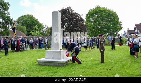 Brighton Regno Unito 6 giugno 2024 - Lord Luogotenente dell'East Sussex, Andrew Blackman posa una corona per il 80° anniversario del servizio commemorativo del D-Day presso il monumento alla guerra di Ditchling nel Sussex . Accreditamento Simon Dack / Alamy Live News Foto Stock