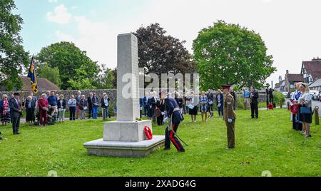 Brighton Regno Unito 6 giugno 2024 - Lord Luogotenente dell'East Sussex, Andrew Blackman posa una corona per il 80° anniversario del servizio commemorativo del D-Day presso il monumento alla guerra di Ditchling nel Sussex . Accreditamento Simon Dack / Alamy Live News Foto Stock