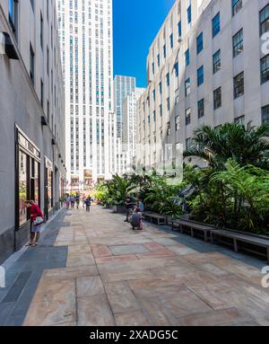 New York City, Stati Uniti - 25 agosto 2017: Rockefeller Center con i Channel Gardens e People Walking. Foto Stock