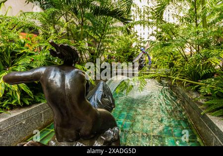 New York City, Stati Uniti - 25 agosto 2017: Rockefeller Center: fontana e scultura nei Channel Gardens. Foto Stock