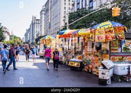 New York City, Stati Uniti - 26 agosto 2017: Venditori di hot dog e bevande di fronte al Metropolitan Museum of Art, Fifth Avenue, Manhattan. Foto Stock