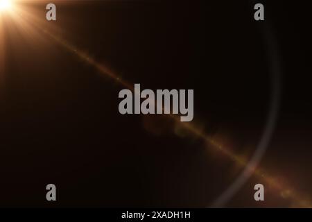Luce dorata in alto a sinistra riflesso o riflesso per l'effetto della schermata di sovrapposizione del progetto. Fotografia luce solare luce solare luce ottica con raggi caldi luminosi ed effetto obiettivo della fotocamera Foto Stock