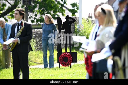 Brighton Regno Unito 6 giugno 2024 - residenti e visitatori locali in occasione del 80° anniversario del servizio commemorativo del D-Day presso il monumento alla guerra di Ditchling nel Sussex . Accreditamento Simon Dack / Alamy Live News Foto Stock