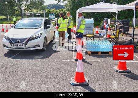 Parcheggio Broadsands Beach, Torbay, Devon, Regno Unito. 6 giugno 2024. South West Water continua a distribuire acqua in bottiglia ai clienti ancora sotto l'avviso di bollitura nelle zone Hillhead, nella parte superiore di Brixham e Kingswear. Sono passate oltre 3 settimane da quando il parassita Cryptosporidium è stato scoperto nell'approvvigionamento idrico. Crediti: Nidpor/Alamy Live News Foto Stock