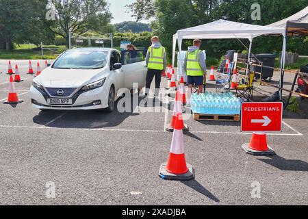 Parcheggio Broadsands Beach, Torbay, Devon, Regno Unito. 6 giugno 2024. South West Water continua a distribuire acqua in bottiglia ai clienti ancora sotto l'avviso di bollitura nelle zone Hillhead, nella parte superiore di Brixham e Kingswear. Sono passate oltre 3 settimane da quando il parassita Cryptosporidium è stato scoperto nell'approvvigionamento idrico. Crediti: Nidpor/Alamy Live News Foto Stock