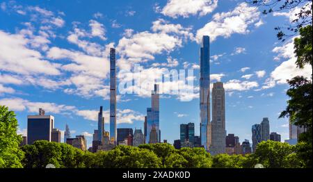 Vista dei grattacieli di Manhattan sud visti da Cantral Park. New York, Stati Uniti. Foto Stock