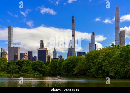 Vista dei grattacieli di Manhattan sud visti da Cantral Park. New York, Stati Uniti. Foto Stock