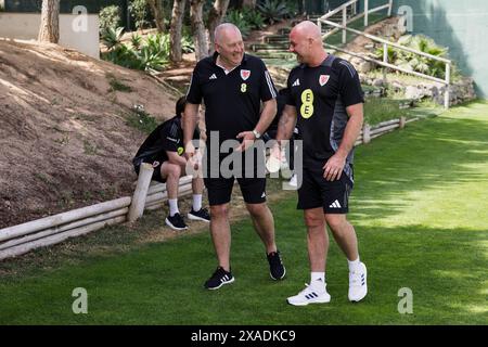 LAGOS, PORTOGALLO - 06 GIUGNO 2024: Il presidente della FAW Steve Williams e il capo allenatore del Galles Robert Page durante una passeggiata di squadra al Cascade Wellness Resort di Lagos in Portogallo, in vista dell'imminente sfida amichevole internazionale contro Gibilterra allo stadio Algarve in Portogallo, il 6 giugno. (Foto di John Smith/FAW) Foto Stock