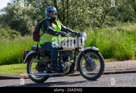 Stony Stratford, Regno Unito - 2 giugno 2024: 1959 Triumph classica motocicletta su una strada di campagna britannica Foto Stock