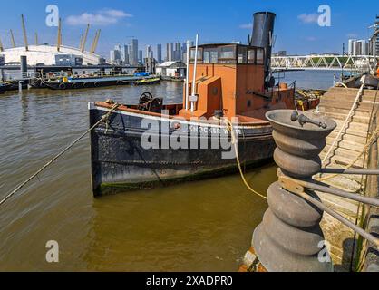 Container City Trinity Buoy Wharf Leamouth Peninsula London Knocker orario del battello Tug bianco e Tide Bell the Dome e Canary Wharf Foto Stock