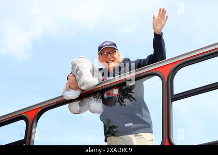 Otto Waalkes bei der Einweihung vom Ottifanten Stadtrundfahrten Buss am 6.06.2024 an den Landungsbruecken ad Amburgo. Foto Stock