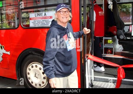Otto Waalkes bei der Einweihung vom Ottifanten Stadtrundfahrten Buss am 6.06.2024 an den Landungsbruecken ad Amburgo. Foto Stock