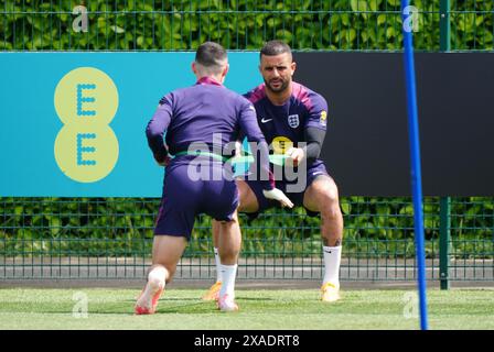 Phil Foden e Kyle Walker inglesi durante una sessione di allenamento al Tottenham Hotspur Training Session, Londra. Data foto: Giovedì 6 giugno 2024. Foto Stock