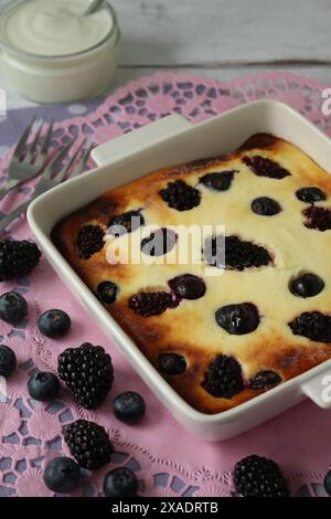 Casseruola di quark (formaggio fresco) di bacche ad alta proteina Foto Stock