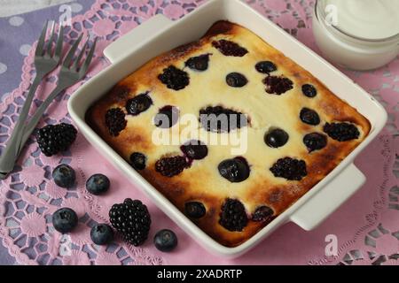 Casseruola di quark (formaggio fresco) di bacche ad alta proteina Foto Stock