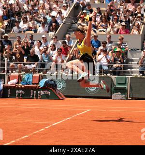 Parigi, Francia. 6 giugno 2024. Tennis: Tour del grande Slam/WTA - Open di Francia, misto, finale. Krawczyk/Skupski (USA/Gran Bretagna) - Siegemund/Roger-Vasselin (Germania/Francia). Laura Siegemund festeggia. Crediti: Frank Molter/dpa/Alamy Live News Foto Stock