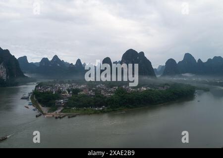 Contea di Yangshuo, città di Guilin, Guangxi, Cina - 27 maggio 2023: Fotografia aerea del paesaggio naturale del fiume li nella città antica di Xingping Foto Stock